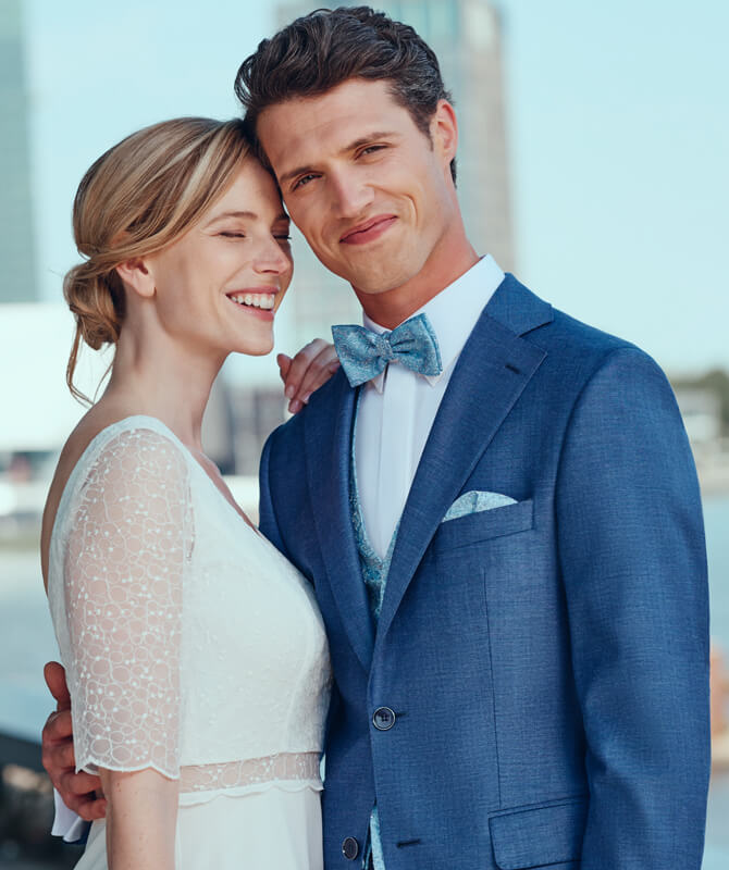Hochzeitsanzug in sommerlichem Blau