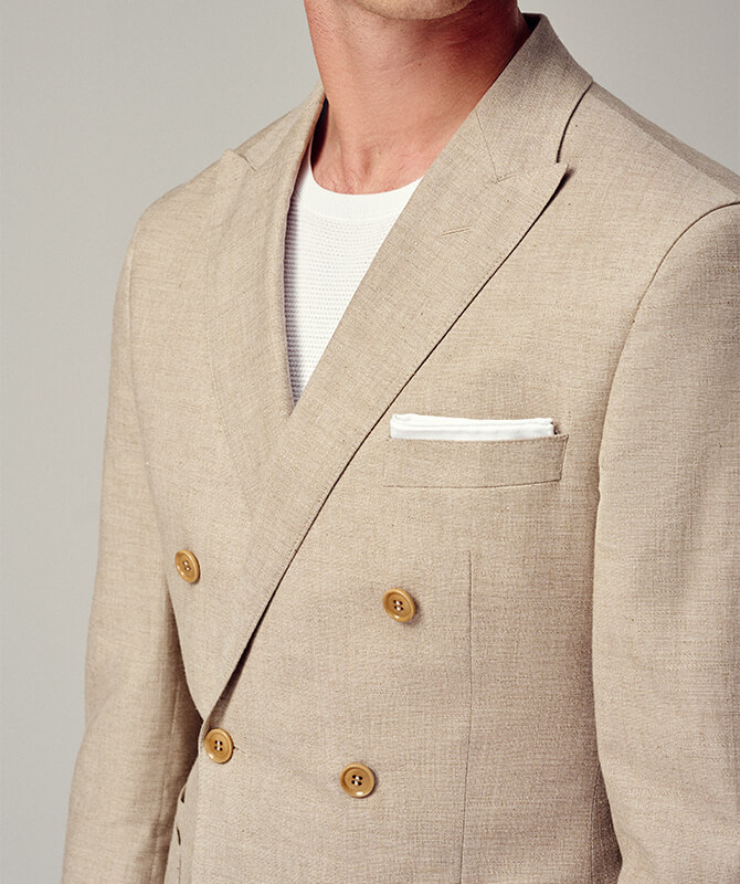 Sandfarbener Anzug mit Vintagelook