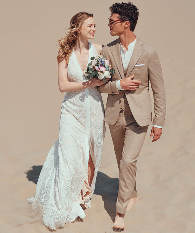 Sandfarbener Hochzeitsanzug mit Retrocharakter