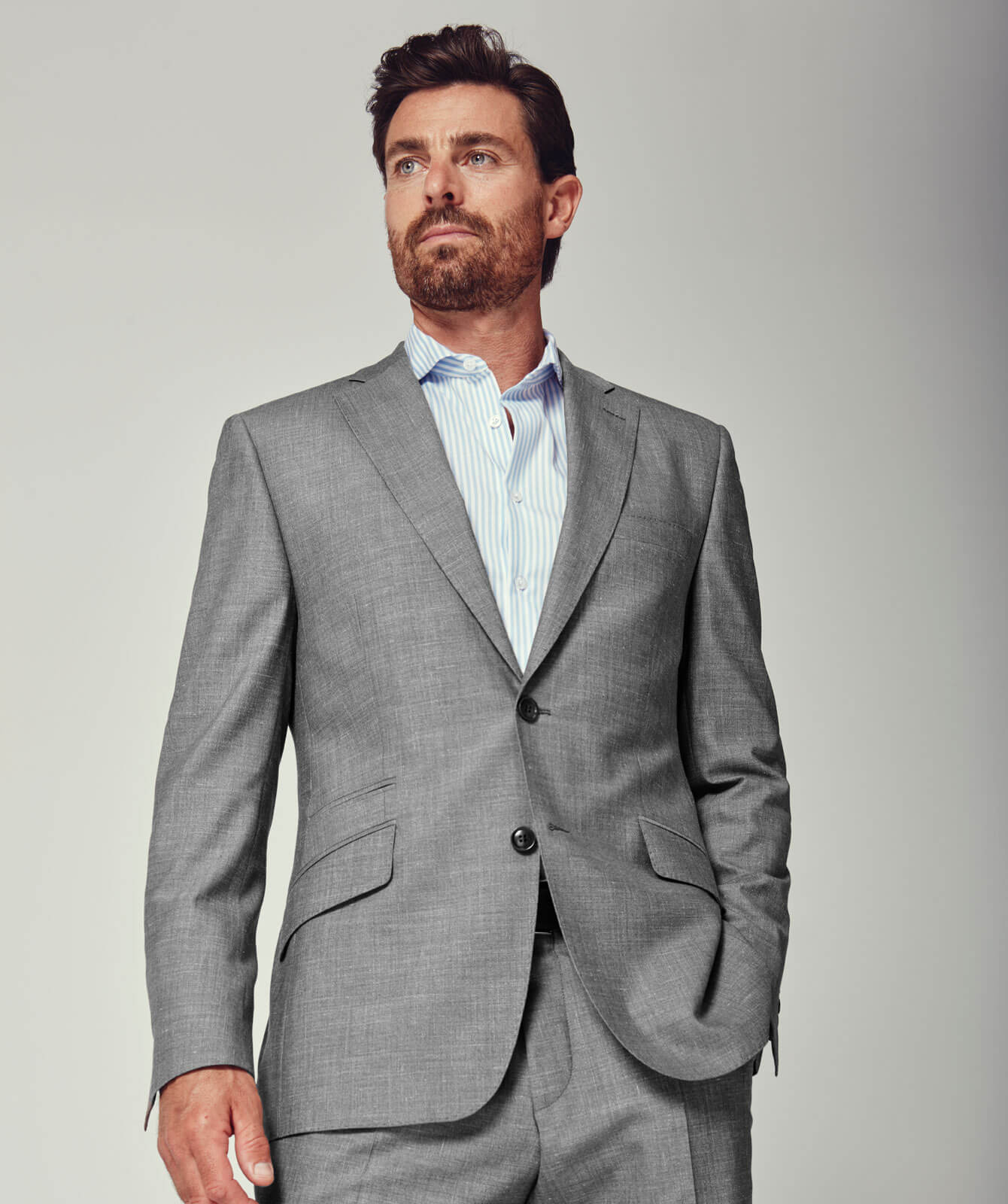 Luxuriöser, grauer Anzug 