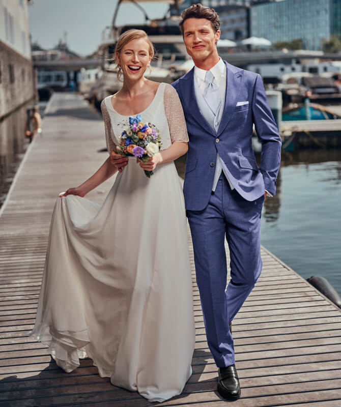 Nebelblauer Hochzeitsanzug in matt-glänzender Optik