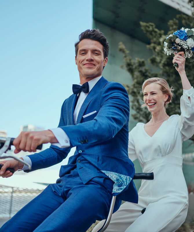 Luxuriöser Hochzeitsanzug in strahlendem Blau
