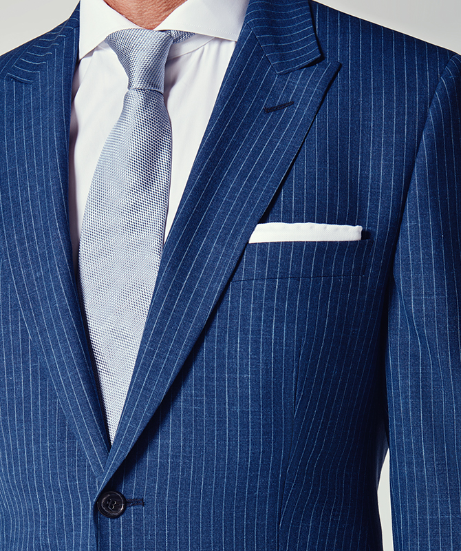 Luxuriöser, dunkelblauer Anzug mit zeitlosen Streifen