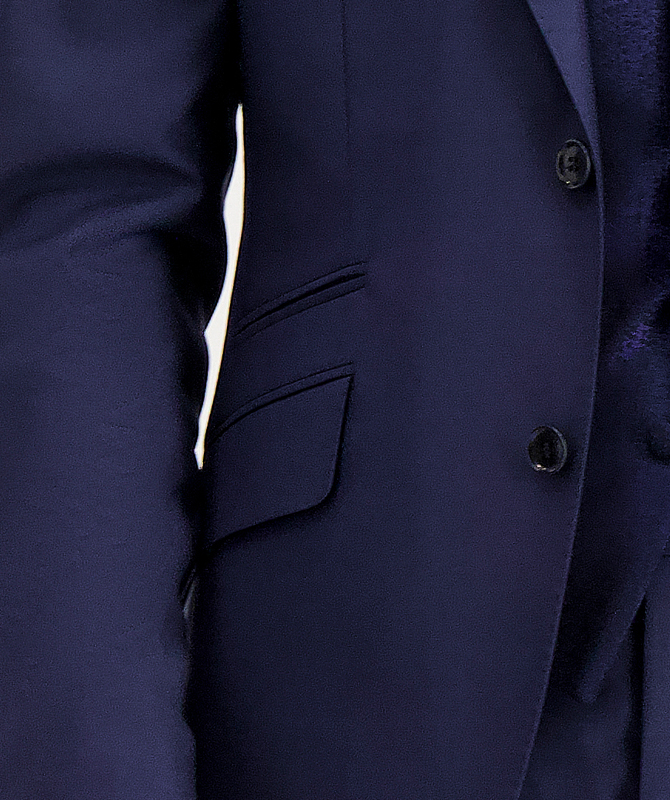 Luxuriöser, blauer Seiden-Anzug