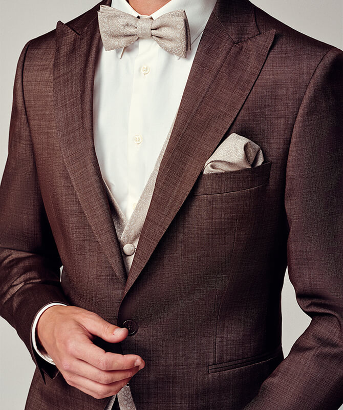 Luxuriöser Seiden-Anzug in Haselnussbraun